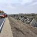 Oglasio se MUP o nesreći kod Sremske Mitrovice: dve osobe smrtno stradale, oko 80 putnika se prevozi u bolnicu