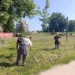 Grad zeleniji i uređeniji: JKP „Komunalije” intenzivno kosi travu širom grada i ka Zasavici